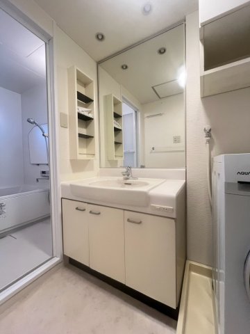 洗面設備　独立洗面台あり、毎朝おしゃれに忙しい女性の方におすすめです