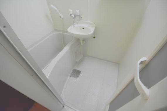 バス・シャワールーム　バスルームはトイレと別々で、広々としていますよ。