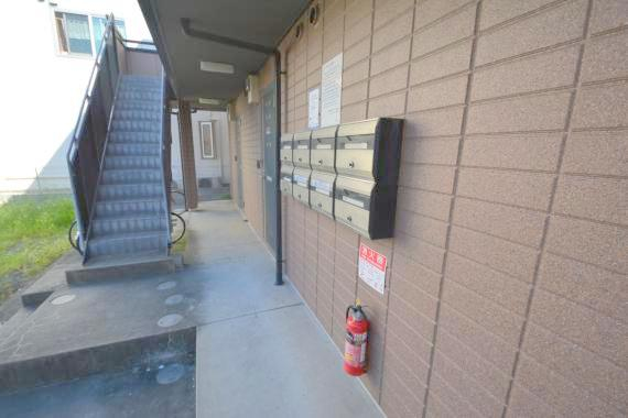 ロビー　ロビーにある各部屋毎のメールボックス。