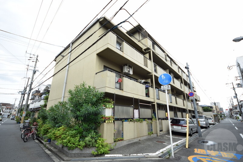 建物外観　角地に建つ、スッキリとした外観