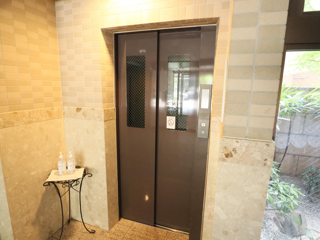 駐車場　エレベーター