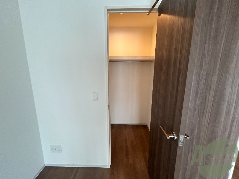 収納　収納はこちらのウォークインクローゼットをお使いください。