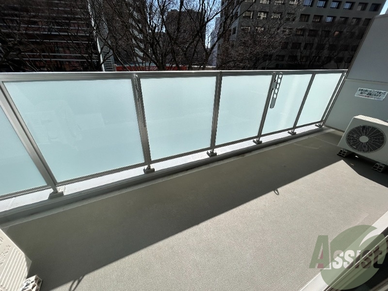 バルコニー　ベランダは洗濯物を干すのに十分な広さがございます。