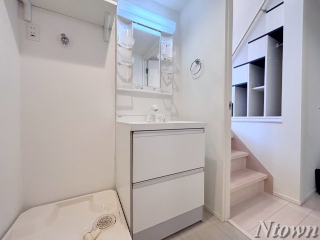 洗面設備　独立洗面化粧台が付いています