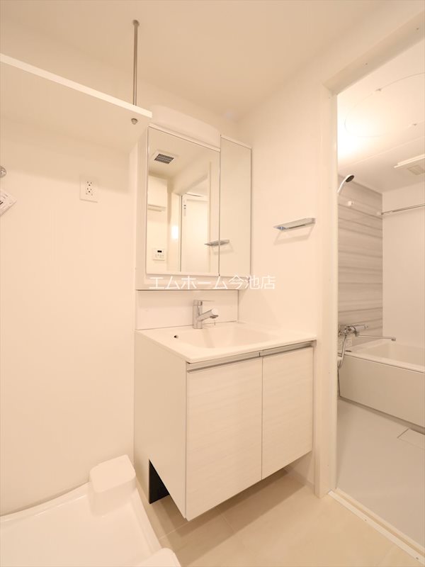 洗面設備　脱衣所　独立洗面台（シャンプードレッサー付）室内洗濯機置き場