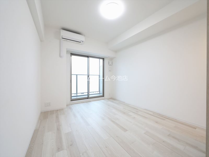 その他部屋・スペース　洋室8.4帖　エアコン付　収納充実しています　バルコニー