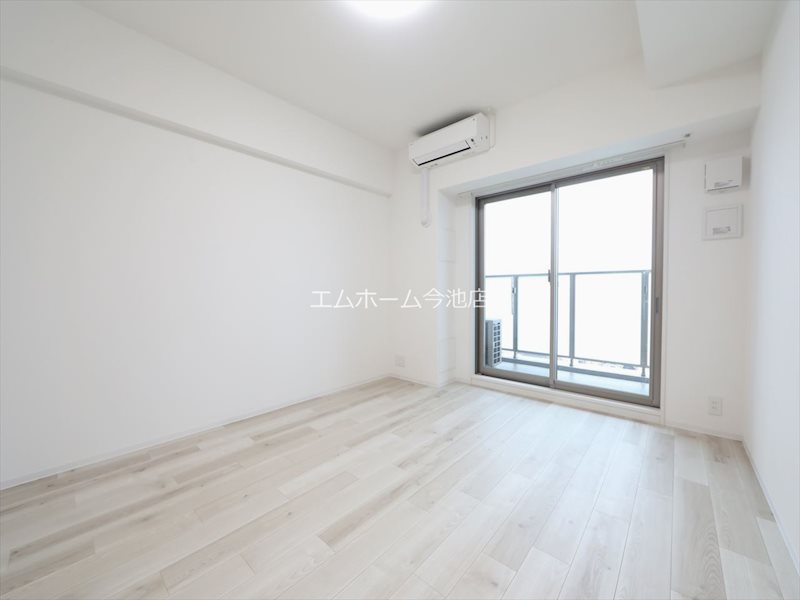 バルコニー　洋室8.4帖　エアコン付　収納充実しています　バルコニー