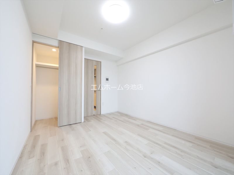 居室・リビング　洋室8.4帖　エアコン付　収納充実しています　バルコニー