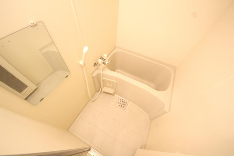 バス・シャワールーム　コンパクトで使いやすいお風呂です