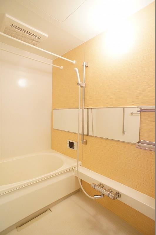 バス・シャワールーム　追い焚き機能付きで経済的、いつでも温かな入浴が可能です。