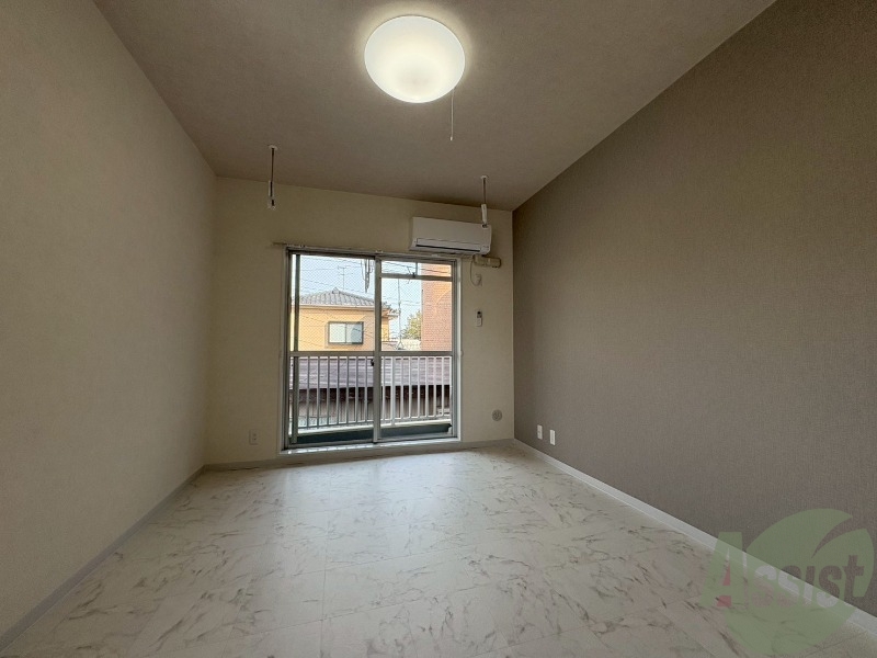 居室・リビング　６．５帖の洋室でございます。いかがでしょうか。