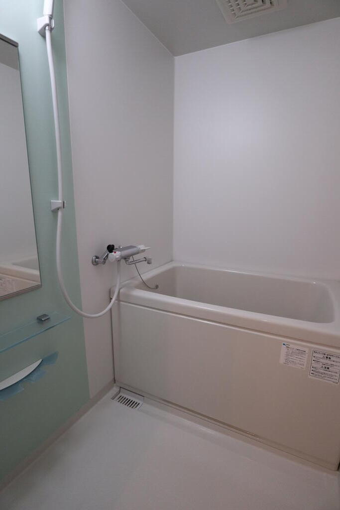 バス・シャワールーム　浴室には鏡が付いています♪