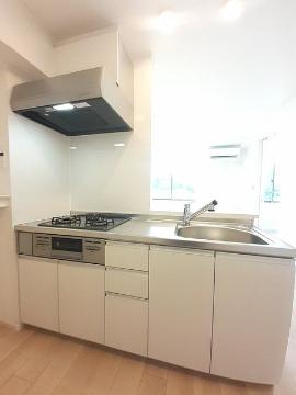 キッチン　ガスコンロとグリル付システムキッチン