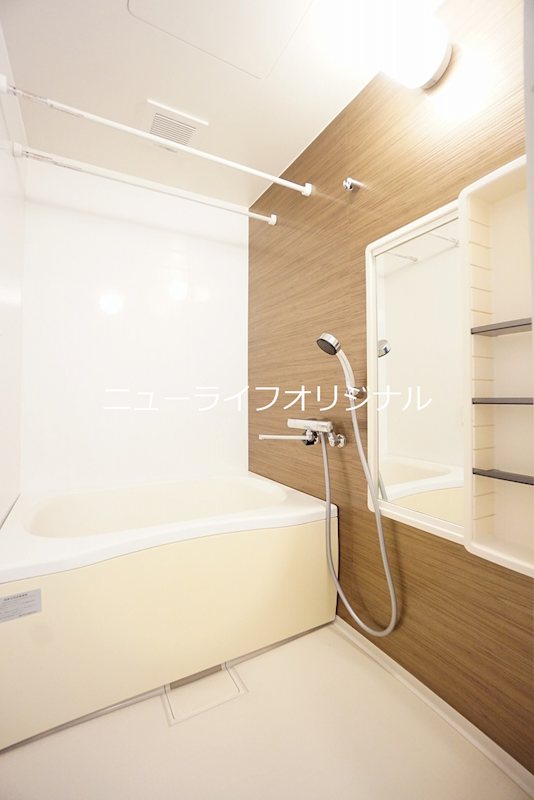 バス・シャワールーム　シャワー付の浴室