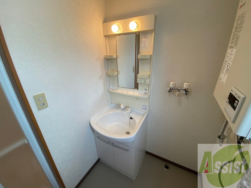 洗面設備　大きくて使いやすそうな独立洗面台になっています。