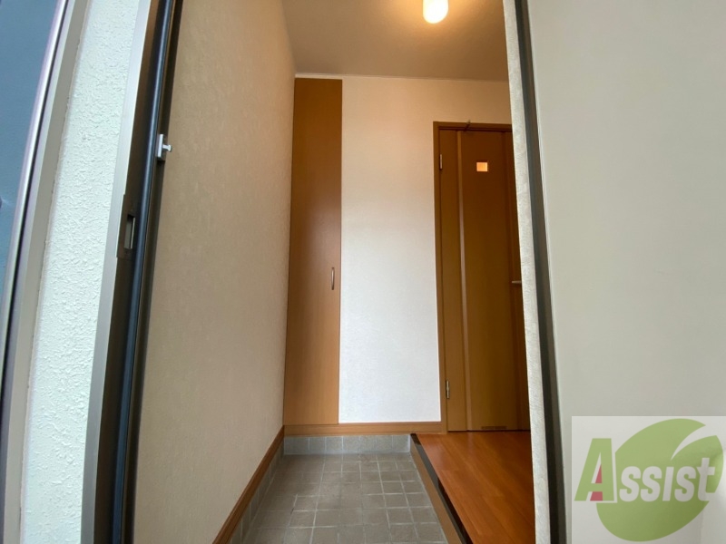 玄関　玄関です。すぐ広いリビングにつながっています。