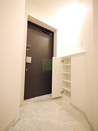 玄関　※別部屋の参考写真です。