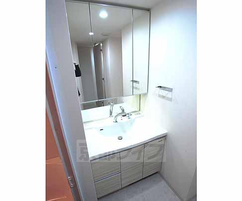 洗面設備　綺麗なシャンプードレッサー