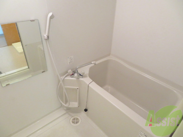 バス・シャワールーム　バスルームは狭すぎずゆったりと過ごせそうです。