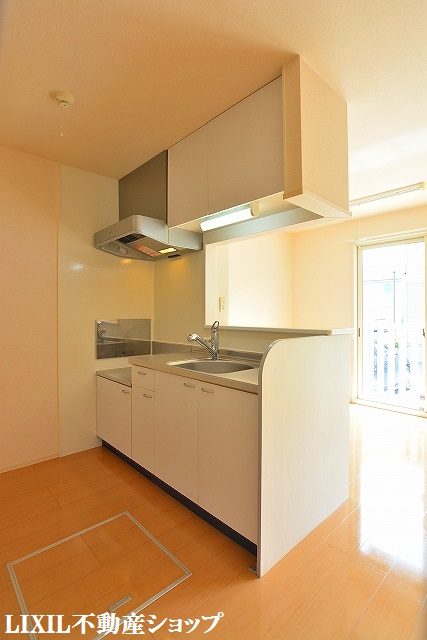 キッチン　上部にも収納のある対面式キッチンです。