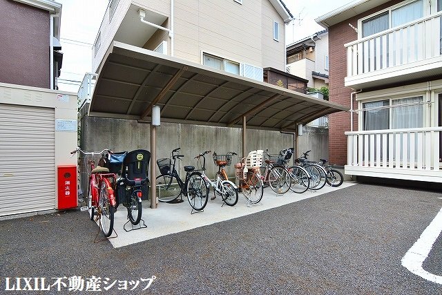 その他共有部分　敷地内に屋根付きの駐輪場があります。