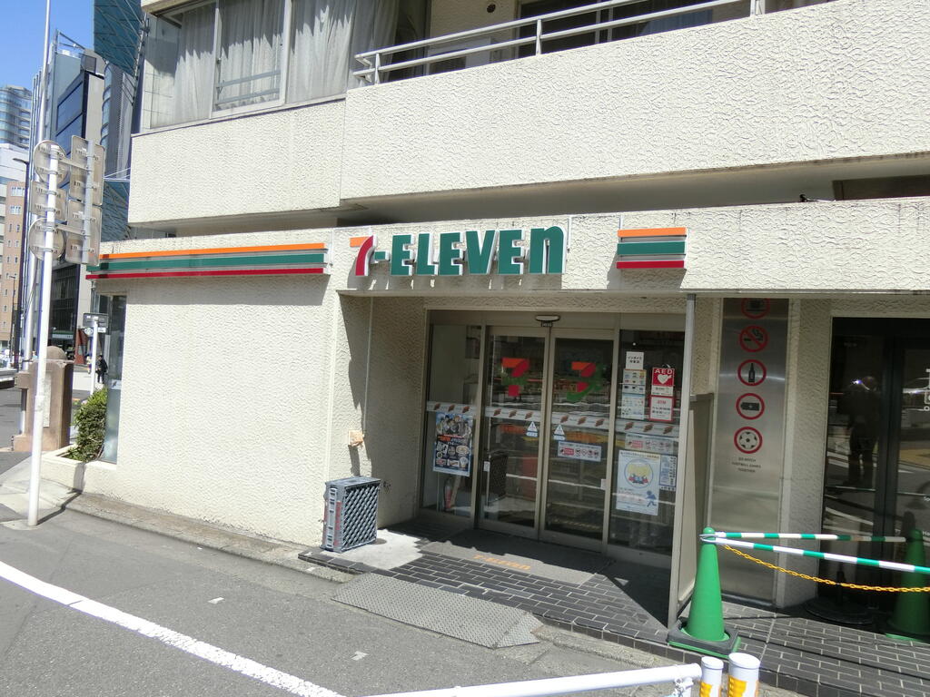 コンビニ　セブンイレブン北参道駅前店（コンビニ）まで205m
