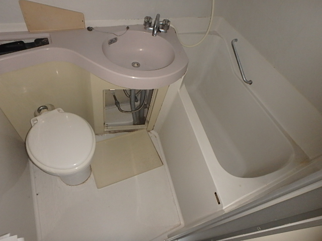 バス・シャワールーム　広々としたユニットバス。