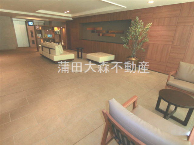 エントランス　高級賃貸マンションというようなゆとりあるエントランス