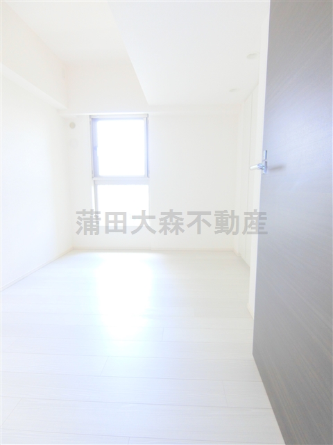 その他　玄関側の洋室5帖