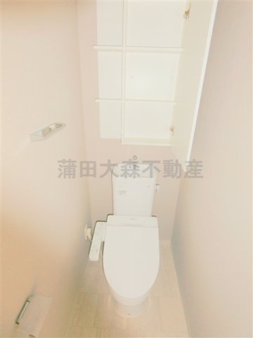 トイレ　吊戸棚と温水暖房便座付トイレ