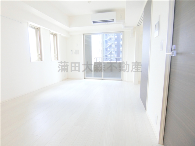 居室・リビング　南向き2面採光　LDK13.1帖　カウンターキッチンのリビン