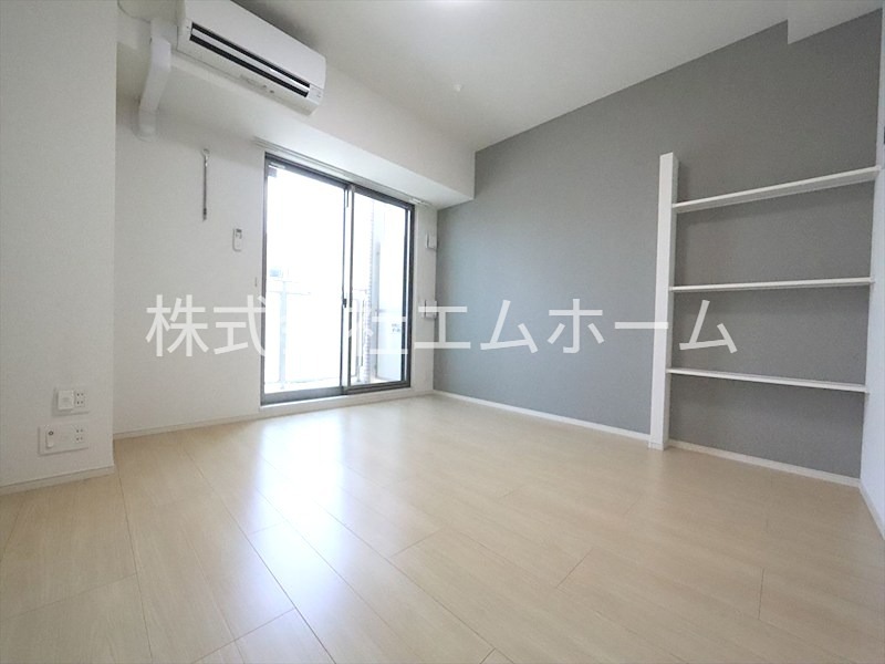 居室・リビング　洋室7.3帖　エアコン完備　棚付き