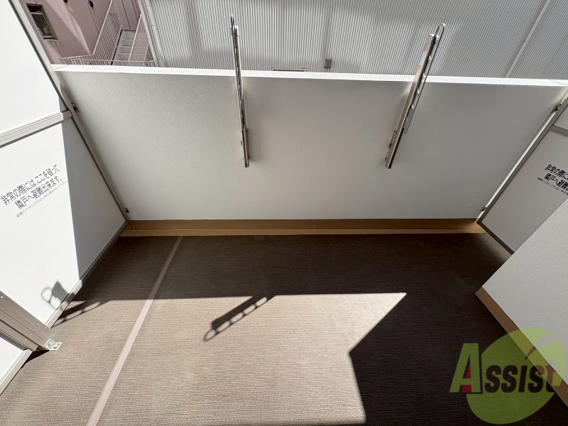 バルコニー　広々したバルコニーがあるのでいいですね。洗濯物も干せますよ。