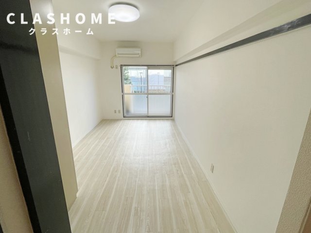 居室・リビング　同物件の別部屋になります。