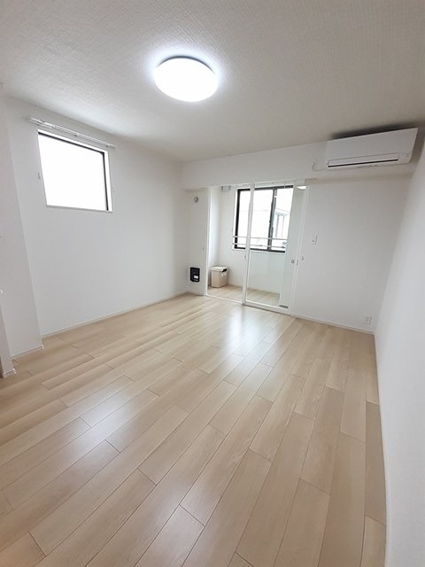 居室・リビング　エアコン完備の明るい室内です。