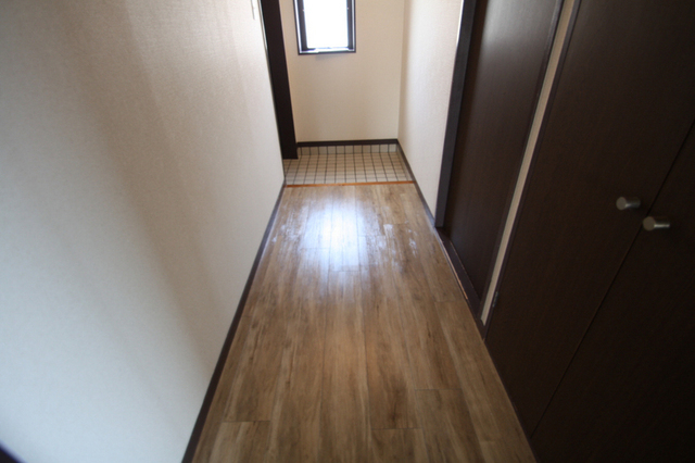 玄関　玄関まで廊下あり
