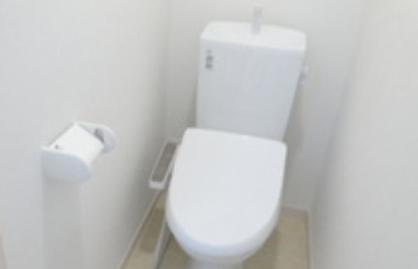 トイレ　落ち着いた色調のトイレです