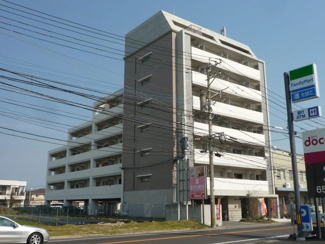 建物外観　建物外観　前面大通り接道　駐車場近場に確保