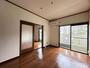居室・リビング　西向き洋室6帖☆バルコニーに繋がるお部屋です！エアコン付きで