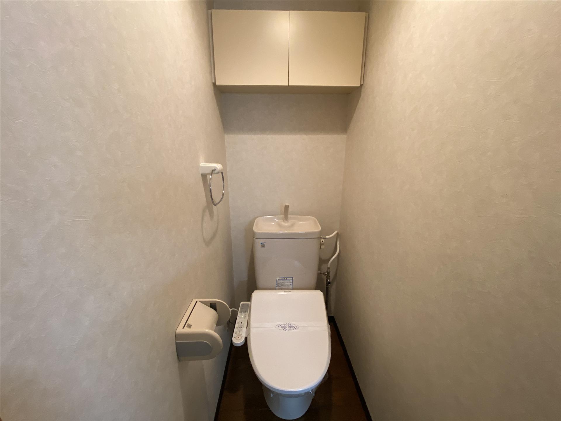 トイレ　収納棚付きのトイレです