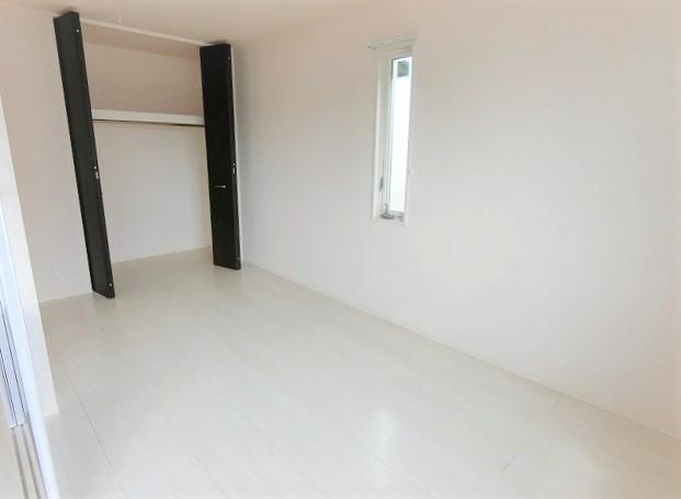 居室・リビング　写真は１号室です（中部屋は窓なし）