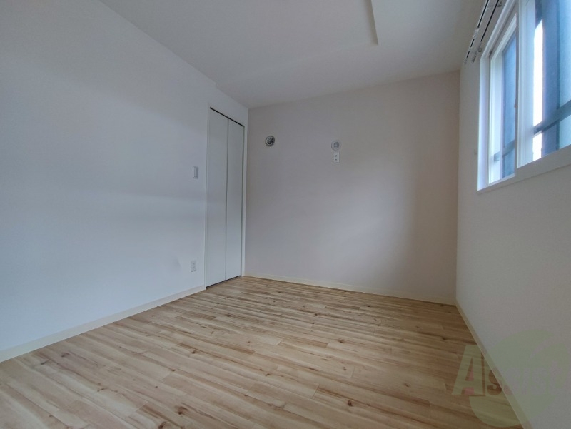 その他部屋・スペース　寝室はこちらです。光が差し込む、温かみのあるお部屋です。