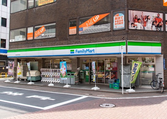 コンビニ　ファミリーマート 大田区役所前店（コンビニ）まで63m