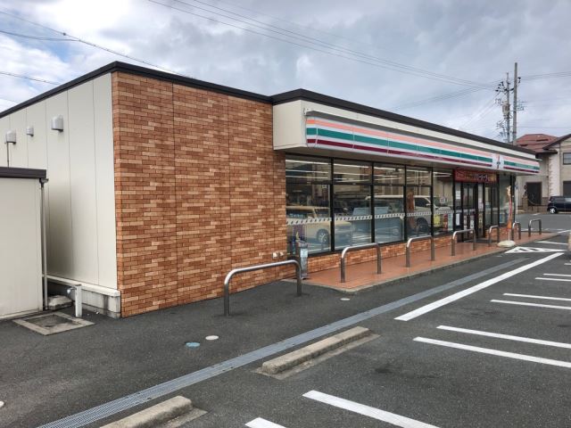 コンビニ　セブンイレブン（コンビニ）まで520m