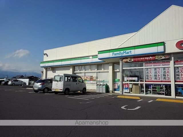 コンビニ　ファミリーマート（コンビニ）まで484m