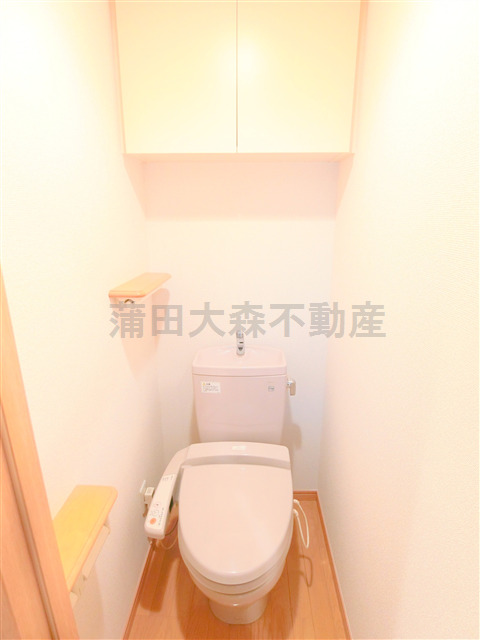 トイレ　棚収納付きのトイレ