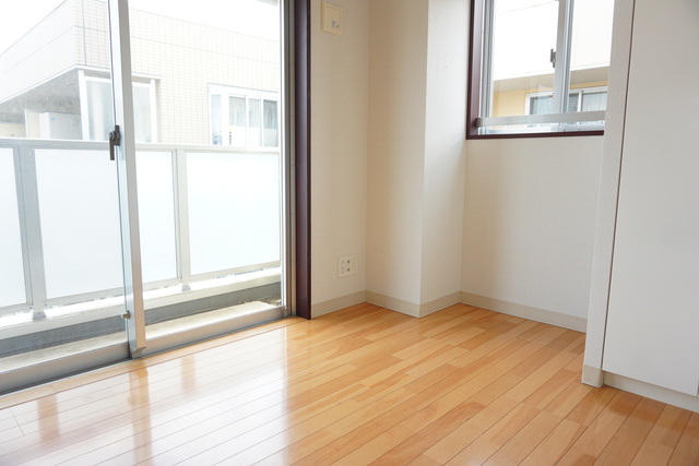 その他部屋・スペース　２面採光なので、明るく風通しのよい過ごしやすいお部屋です♪