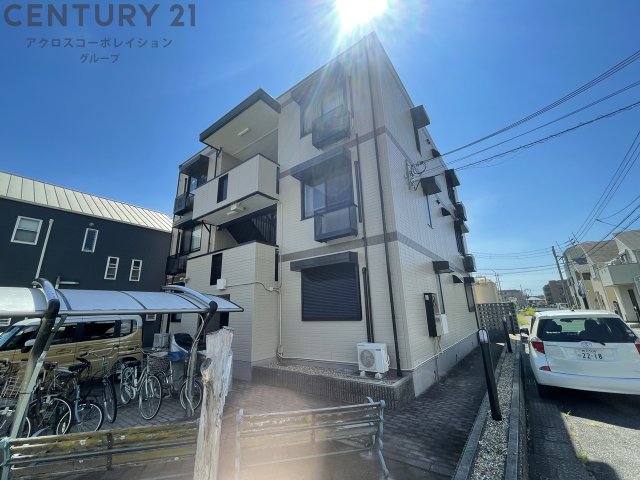建物外観　敷地内に駐車場があります♪
