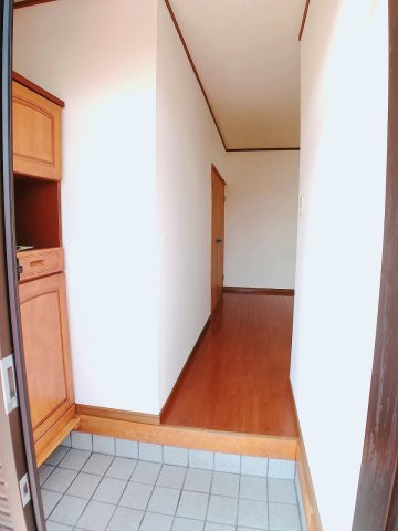 玄関　玄関にはたくさん靴が入る靴箱付き