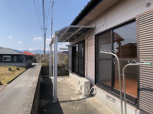 バルコニー　南向きで日当たり良好なテラスで洗濯物よく乾きます